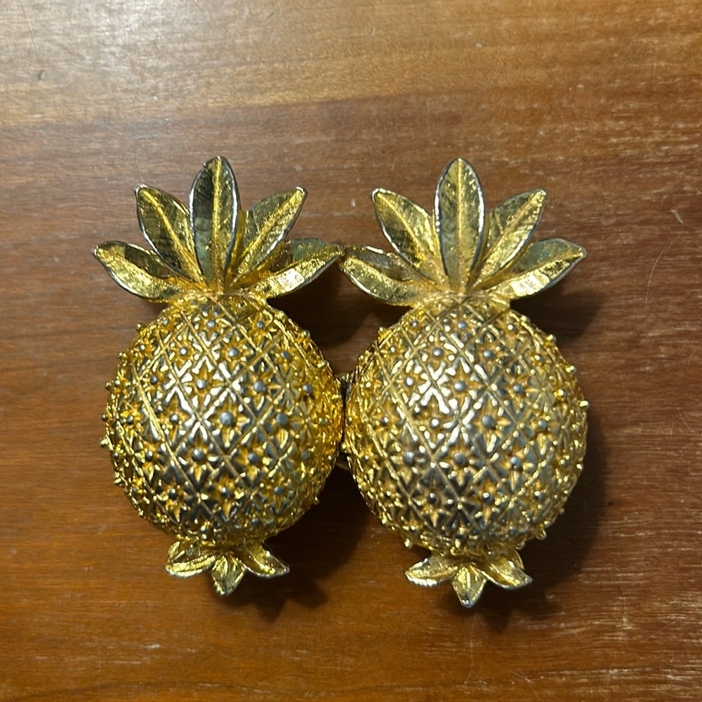 Vintage Mimi Di N gold tone pair of pineapples belt buckle